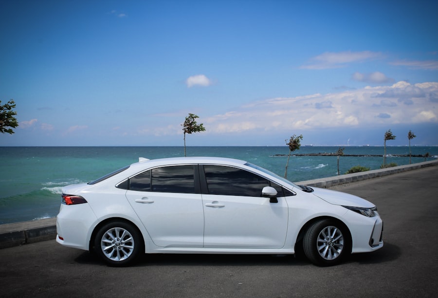Seguro auto — sedan no anoitecer