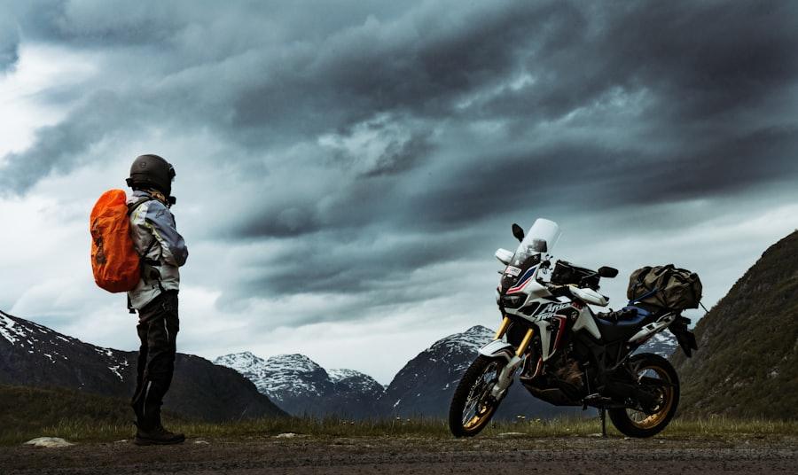 Seguro de moto — moto na cidade à noite